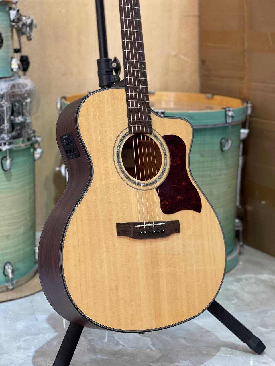 1772258772627189.jpg 吉他放在支架上.jpg