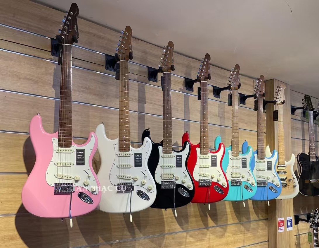 1772258913165252.jpg 吉他挂在挂钩上.jpg